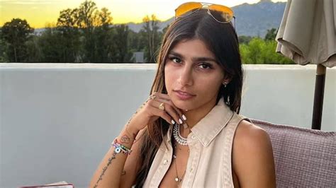 Mia Khalifa posó de espaldas sin corpiño con una micro tanga y ...